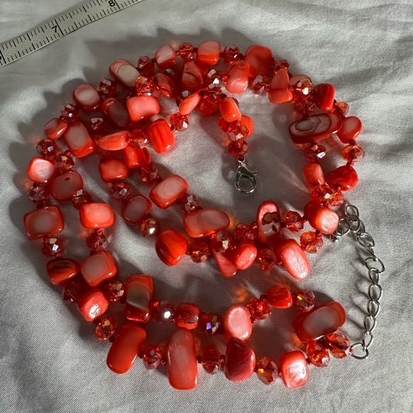 Double strand red shell and faceted bead necklace - Picture 6 of 7